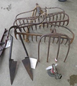 METAL VINTAGE ITEMS