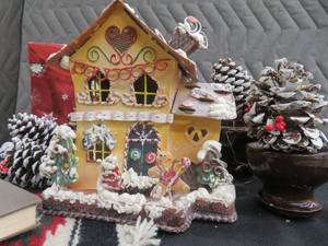 CUTE TIN GINGERBREAD HOUSE PLUS