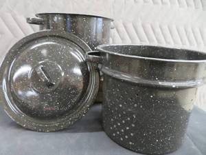 9 ROUND ENAMEL WARE STRAINER POT