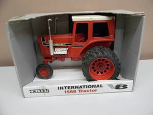 ERTL 116 SCALE DIE CAST METAL INTERNATIONAL 1568 TRACTOR V8 - IN BOX - AWESOME PIECE - SEE PICTURES