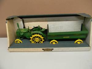 ERTL 116 SCALE DIE CAST JOHN DEERE STANDARD 1931 GP TRACTOR WITH FLARE BOX WAGON - NEW IN BOX - AWESOME PIECE - SEE PICTURES