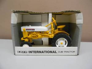 ERTL 116 SCALE DIE CAST INTERNATIONAL CUB TRACTOR 1964-1976 - NEW IN BOX - AWESOME PIECE - SEE PICTURES
