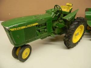 VINTAGE ERTL JOHN DEERE TRACTOR & FLARE BOX WAGON - USED - COOL SET - SEE PICTURES