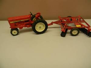 VINTAGE ERTL INTERNATIONAL CASE IH TRACTOR SET  - USED - COOL SET - SEE PICTURES
