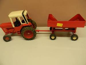 VINTAGE ERTL INTERNATIONAL CASE IH TRACTOR SET  - USED - COOL SET - SEE PICTURES