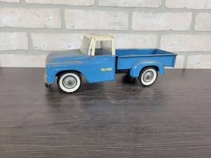 lot 1227 image: TRU-SCALE Steel International Pickup Toy - Approx. 12 Long