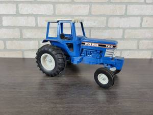lot 1229 image: ERTL Ford TW-5 Diecast Tractor - Approx. 14 Long