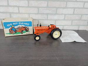 lot 1230 image: 1989 National Farm Toy Show Allis Chalmers D19 Diecast Tractor - 116 Scale w COA and Original Box