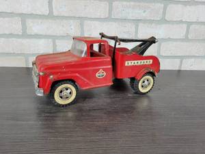 lot 1233 image: 1962 TONKA Standard Oil Tow Truck - Approx. 13 Long