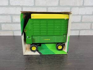 lot 1236 image: ERTL John Deere Forage Wagon - 116 Scale
