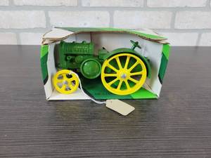 lot 1243 image: ERTL 1923 John Deere Model D Tractor - 116 Scale