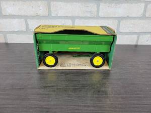 lot 1245 image: ERTL John Deere Wagon - 116 Scale