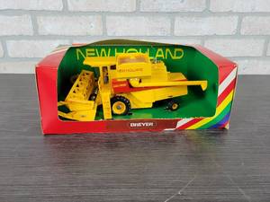 lot 1248 image: BRITAINS New Holland TR85 Combine - 132 Scale