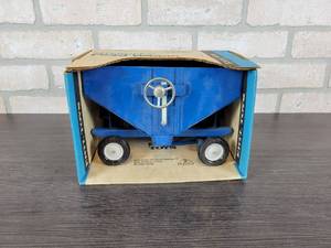 lot 1256 image: ERTL Gravity Feed Wagon - 116 Scale