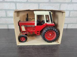 lot 1260 image: ERTL International 1586 Tractor - 116 Scale