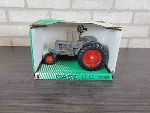 lot 1261 image: Joseph L. Ertl Scale Models Case CC Limited Edition Diecast Tractor - 116 Scale #1691 of 5000