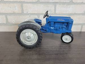 lot 1262 image: 1986 Toy Show FORD 2000 Diecast Tractor - 116 Scale - Signed by Joseph L. Ertl