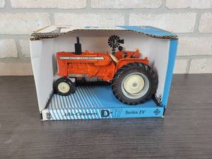 lot 1264 image: Joseph L. Ertl Scale Models Allis Chalmers D14 Series IV Limited Edition Diecast Tractor - 116 Scale #1691 of 5000