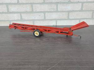 lot 1274 image: TRU-SCALE Bale Elevator Steel Toy - Approx. 18 Long