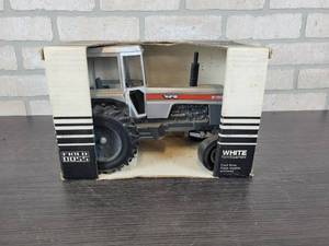 lot 1279 image: Joseph L. Ertl Scale Models White 2-135 Field Boss Tractor - 116 Scale