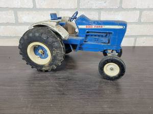 lot 1280 image: ERTL FORD 8000 Diecast Tractor - Approx. 12.5 Long