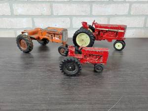 lot 1282 image: ERTL International Tractor (8 Long), Allis Chalmers Tractor (7 Long) and ERTL International Tractor (5 Long)