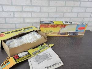 lot 1284 image: Vintage AMT Peterbilt 359 Plastic Model & AMT Fruehauf Van Semi-Trailer Plastic Model