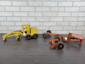 lot 1291 image: STRUCTO Road Grader for Parts - Approx. 17 Long and TONKA Road Grader for Parts - Approx. 16 Long