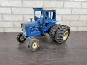 lot 1292 image: Large ERTL FORD 9600 Tractor w Rear Duals - Model No. 821 - Approx. 13 Long x 13 Wide