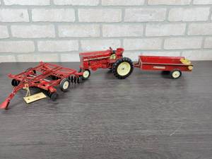 lot 1296 image: ERTL International Tractor, Spreader and Disc