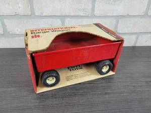 lot 1298 image: ERTL International Barge Wagon Model - 116 Scale in Original Box