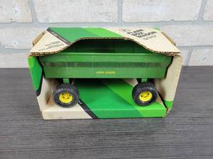 lot 1299 image: ERTL John Deere Flare Wagon Model - 116 Scale in Original Box