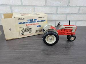 lot 1300 image: ERTL Collectors Edition FORD 981 Select-O-Speed Tractor - 116 Scale