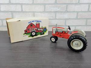 lot 1301 image: 1986 Farm Toy Show ERTL FORD 901 Powermaster - 116 Scale