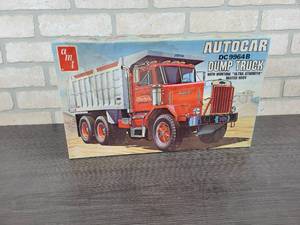 lot 1307 image: Vintage AMT Autocar DC9964B Dump Truck Plastic Model in Original Box