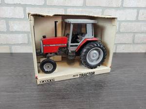lot 1309 image: ERTL Massey-Ferguson 3070 Diecast Tractor - 116 Scale