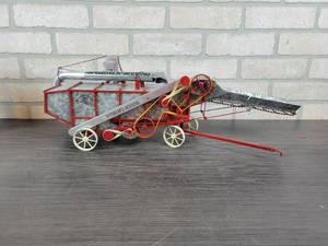lot 1220 image: Handcrafted McCormick-Deering Thresher - Very Cool Model, incredible attention to detail - Approx. 23 Long