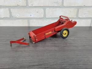 lot 1319 image: Tru-Scale Steel Manure Spreader Toy - Approx. 11 Long