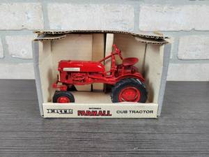 lot 1320 image: ERTL Farmall Cub Tractor - Special Edition - 116 Scale