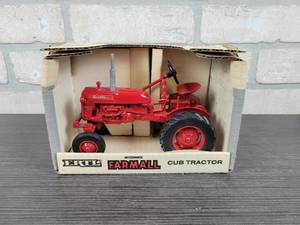 lot 1321 image: ERTL Farmall Cub Tractor - 116 Scale