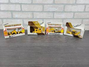 lot 1323 image: (4) ERTL Construction Toys - 164 Scale - John Deere Backhoe, International 640 Excavator, John Deere Bulldozer and International 560 Front End Loader