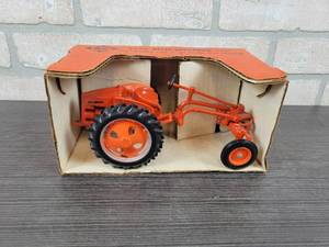 lot 1325 image: Joseph L. Ertl Scale Models 1948 Allis Chalmers Model G Tractor - 116 Scale