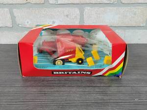 lot 1338 image: BRITAINS New Holland 377 Hay Baler - 132 Scale