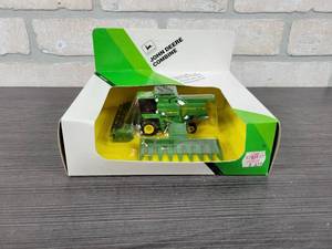 lot 1340 image: ERTL John Deere Titan II Combine w Corn & Grain Heads - 180 Scale