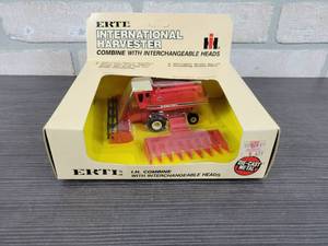 lot 1344 image: ERTL International Combine w Corn & Grain Heads - 180 Scale