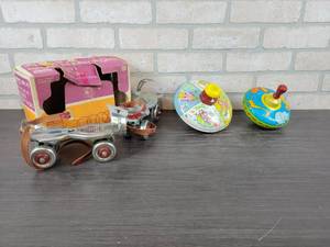lot 1356 image: GLOBE No. 40 Skates (Look like New Old Stock) and (2) Vintage Tin Tops