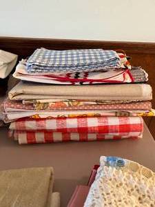 lot 11 image: Kitchen Linens Tablecloths, Napkins, Placemats & More