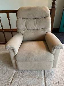 lot 6 image: Tan Recliner