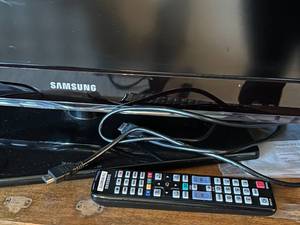 lot 25 image: Samsung 27 TV with Remote