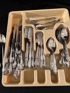 lot 22 image: Set of 85 Piece Oneida Silverware Set